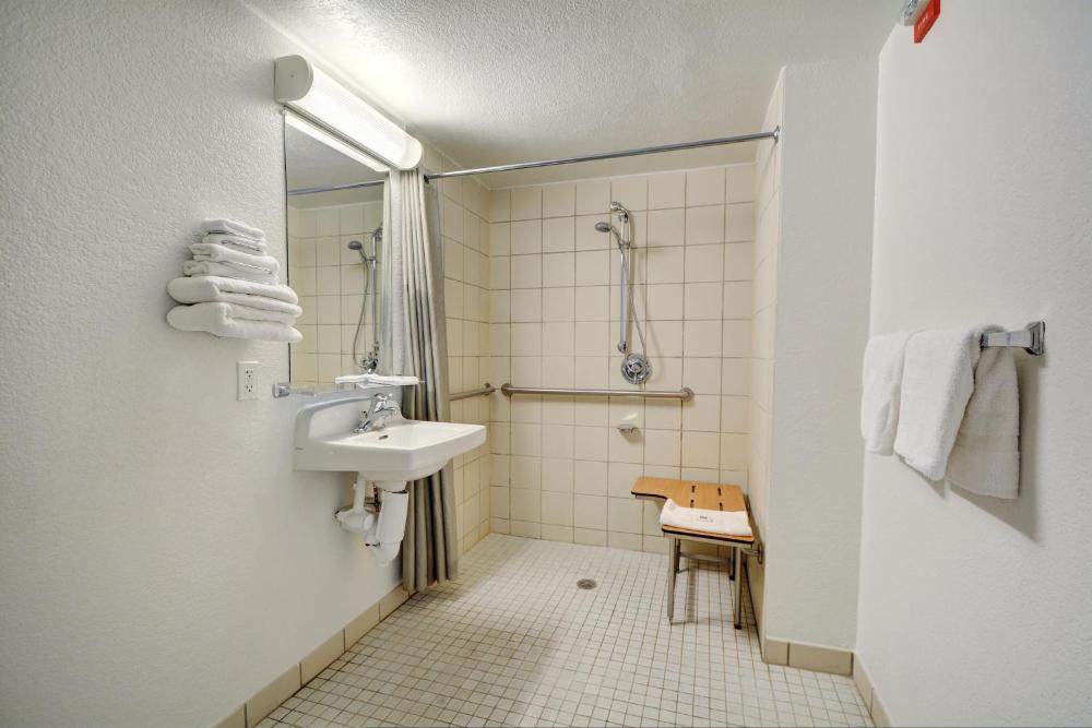 King Room - Non-Smoking interior