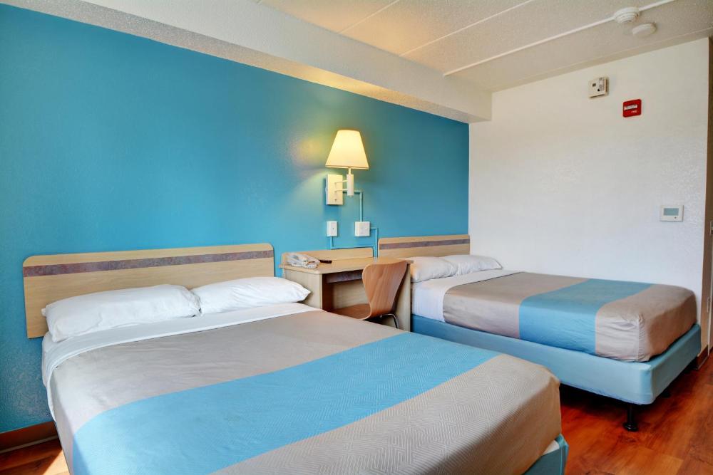 Queen Room with Two Queen Beds - Non-Smoking interior
